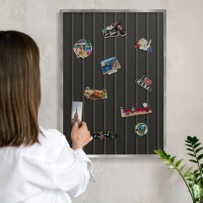 Dekoratives Magnetboard aus Metall in Silberrahmen Paneeltextur