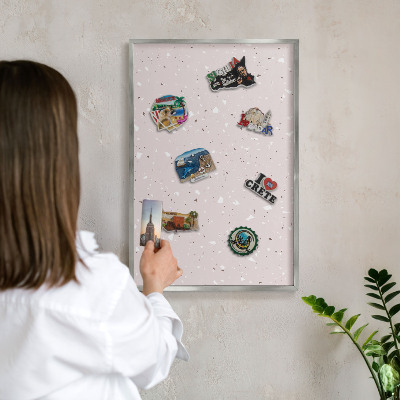Dekoratives Magnetboard aus Metall in Silberrahmen Moderner Terrazzo