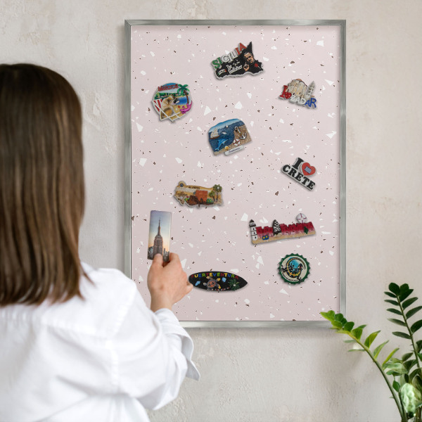 Dekoratives Magnetboard aus Metall in Silberrahmen Moderner Terrazzo