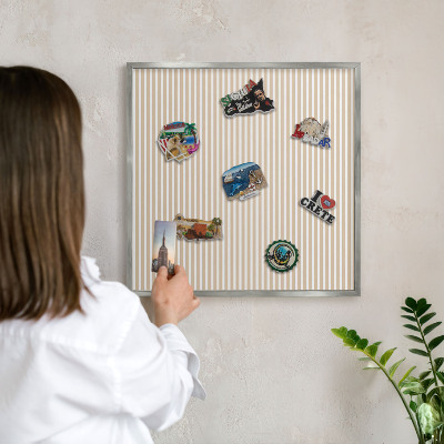 Dekoratives Magnetboard aus Metall in Silberrahmen Vertikale Streifen