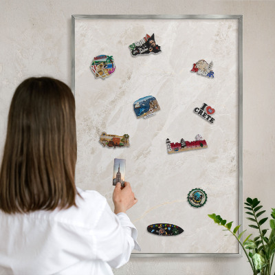 Dekoratives Magnetboard aus Metall in Silberrahmen Cremige Eleganz
