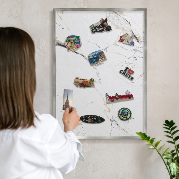 Metalltafel für Magnete mit silbernem Rahmen Moderne Eleganz
