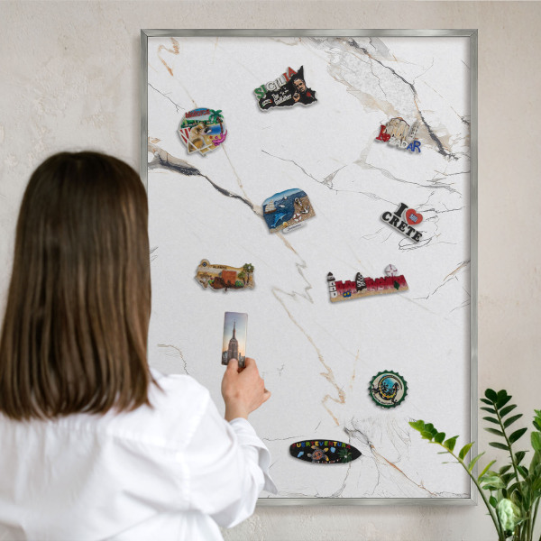 Metalltafel für Magnete mit silbernem Rahmen Moderne Eleganz