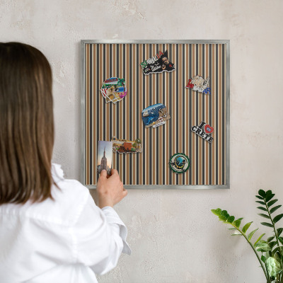 Dekoratives Magnetboard aus Metall in Silberrahmen Geometrisches Muster