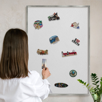 Dekoratives Magnetboard aus Metall in Silberrahmen Weiße Textur
