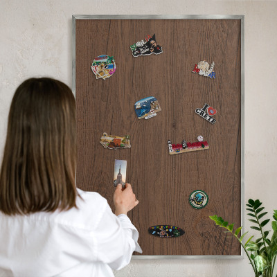 Dekoratives Magnetboard aus Metall in Silberrahmen Holzstruktur