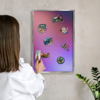 Dekoratives Magnetboard aus Metall in Silberrahmen Farben der Harmonie