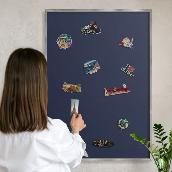 Dekoratives Magnetboard aus Metall in Silberrahmen Dunkelmarineblau