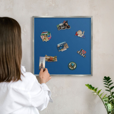 Dekoratives Magnetboard aus Metall in Silberrahmen Dunkelblau