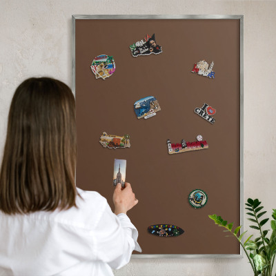 Dekoratives Magnetboard aus Metall in Silberrahmen Kastanienbraun