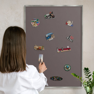 Dekoratives Magnetboard aus Metall in Silberrahmen Verblasstes Braun