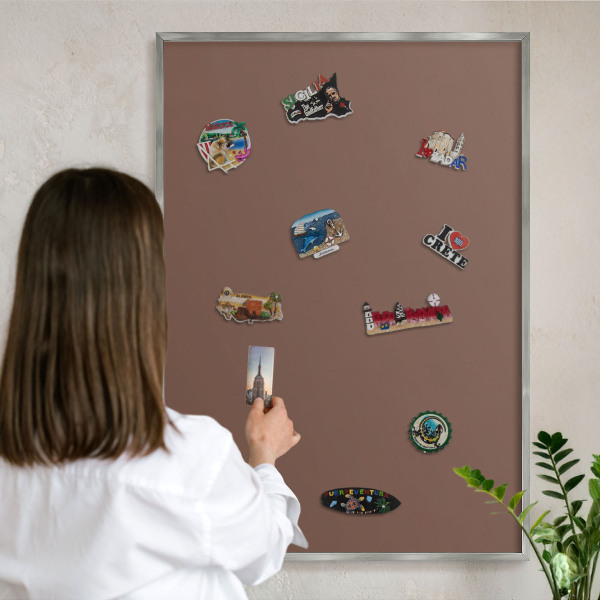 Dekoratives Magnetboard aus Metall in Silberrahmen Braune Farbe