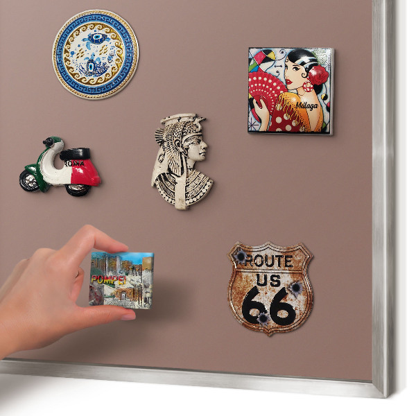 Dekoratives Magnetboard aus Metall in Silberrahmen Pastellbraun