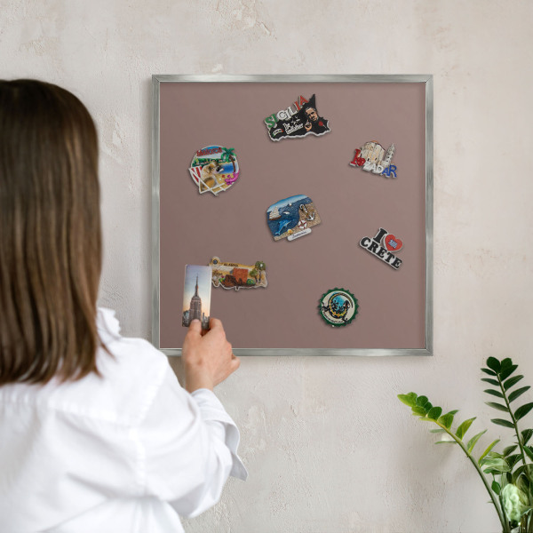 Dekoratives Magnetboard aus Metall in Silberrahmen Pastellbraun