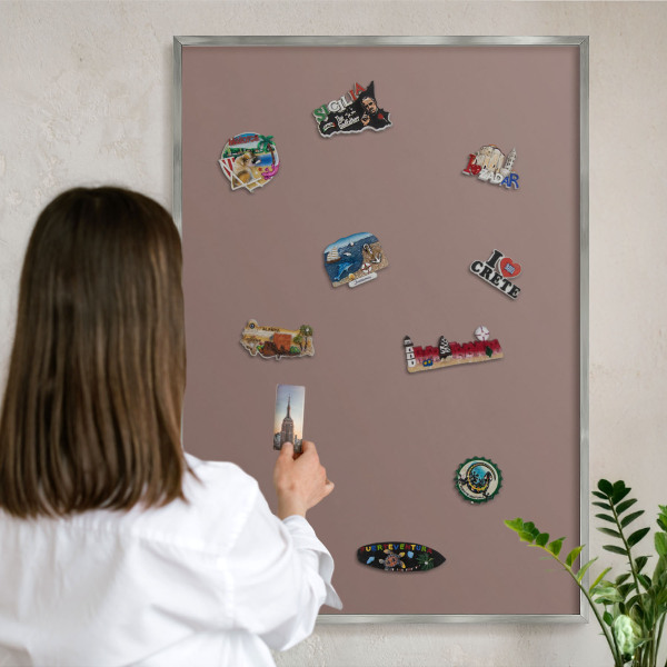 Dekoratives Magnetboard aus Metall in Silberrahmen Pastellbraun