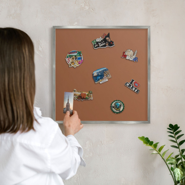 Dekoratives Magnetboard aus Metall in Silberrahmen Dunkelorange