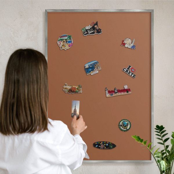 Dekoratives Magnetboard aus Metall in Silberrahmen Dunkelorange