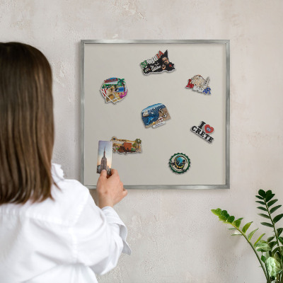 Dekoratives Magnetboard aus Metall in Silberrahmen Warmer Stein