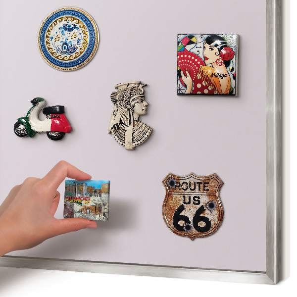 Dekoratives Magnetboard aus Metall in Silberrahmen Helllila