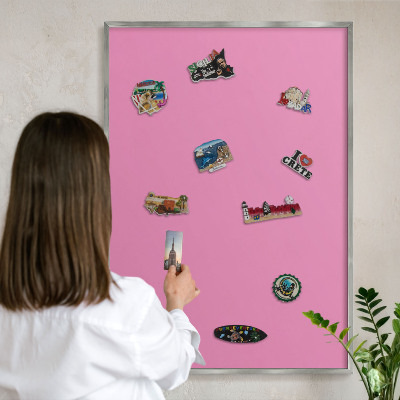 Dekoratives Magnetboard aus Metall in Silberrahmen Kühles Rosa