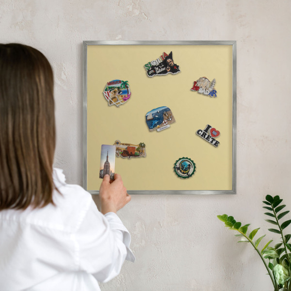 Dekoratives Magnetboard aus Metall in Silberrahmen Beige-gelb