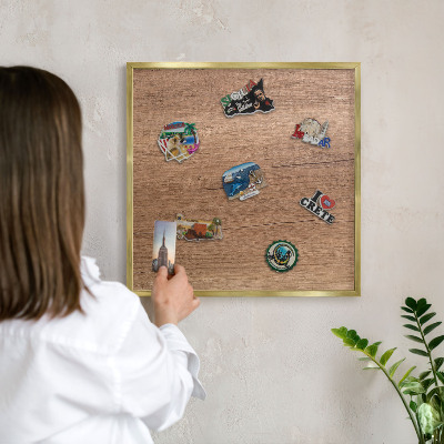 Magnettafel für Urlaubsmagnete in Goldrahmen Holzstruktur