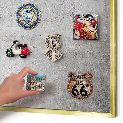 Magnettafel für Urlaubsmagnete in Goldrahmen Konkreter Minimalismus
