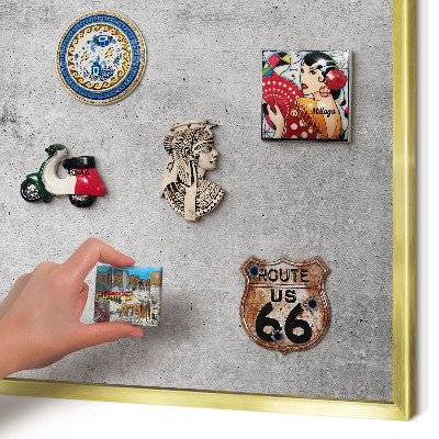 Magnettafel für Urlaubsmagnete in Goldrahmen Konkreter Minimalismus
