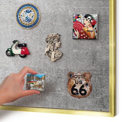 Magnettafel für Urlaubsmagnete in Goldrahmen Konkreter Minimalismus