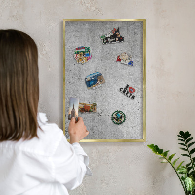Magnettafel für Urlaubsmagnete in Goldrahmen Konkreter Minimalismus