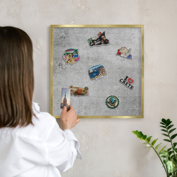 Magnettafel für Urlaubsmagnete in Goldrahmen Konkreter Minimalismus