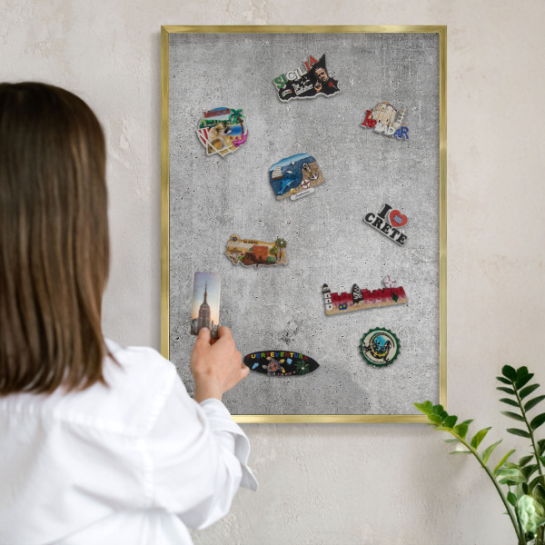 Magnettafel für Urlaubsmagnete in Goldrahmen Konkreter Minimalismus