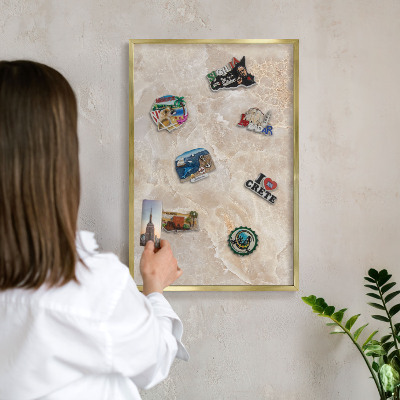 Magnettafel für Urlaubsmagnete in Goldrahmen Cremefarbener Marmor