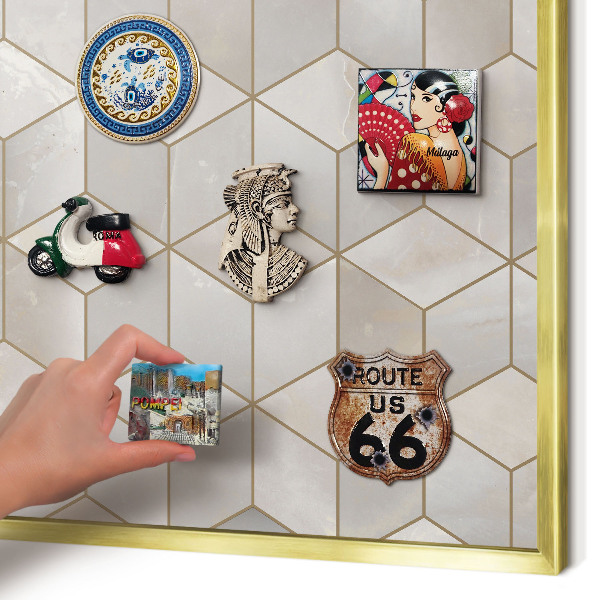 Magnettafel für Urlaubsmagnete in Goldrahmen Kubischer Hintergrund