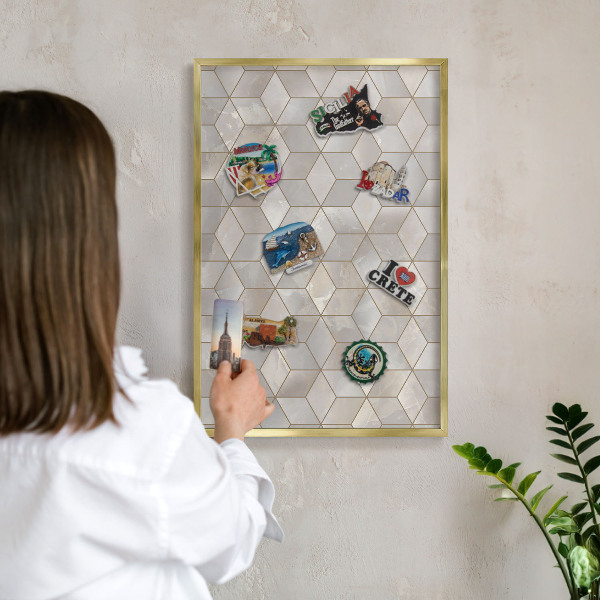 Magnettafel für Urlaubsmagnete in Goldrahmen Kubischer Hintergrund