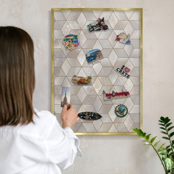 Magnettafel für Urlaubsmagnete in Goldrahmen Kubischer Hintergrund