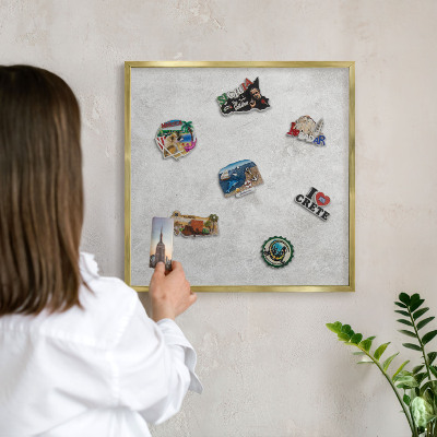 Magnettafel für Urlaubsmagnete in Goldrahmen Graue Eleganz
