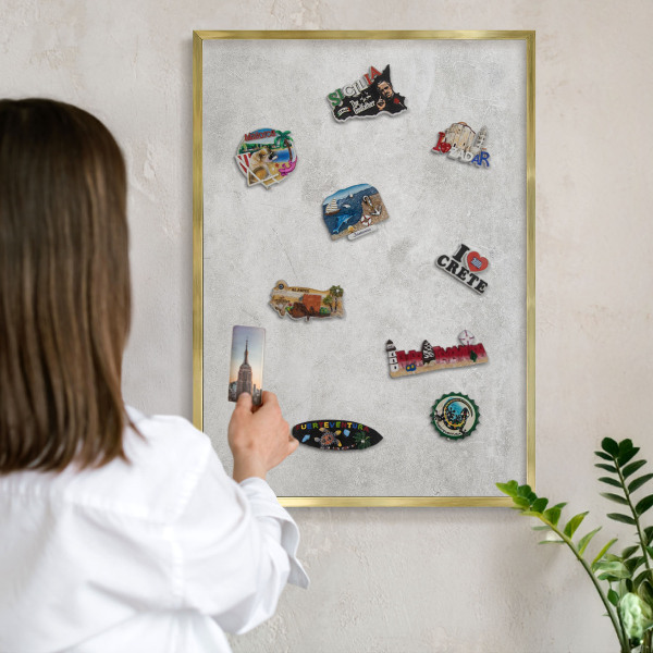 Magnettafel für Urlaubsmagnete in Goldrahmen Graue Eleganz