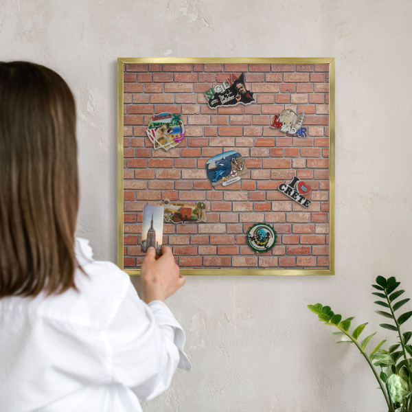 Magnettafel für Urlaubsmagnete in Goldrahmen Ziegelmauer