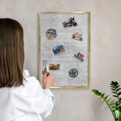 Magnettafel für Urlaubsmagnete in Goldrahmen Graue Textur