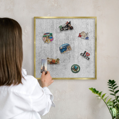 Magnettafel für Urlaubsmagnete in Goldrahmen Graue Textur
