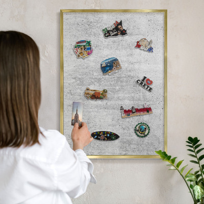 Magnettafel für Urlaubsmagnete in Goldrahmen Graue Textur