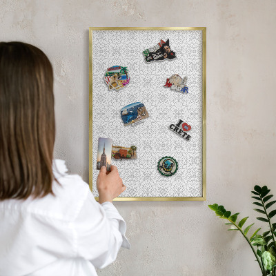 Magnettafel für Urlaubsmagnete in Goldrahmen Geometrische Symmetrie