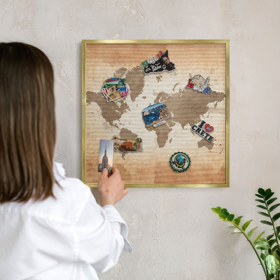Magnettafel für Urlaubsmagnete in Goldrahmen Weltkarte