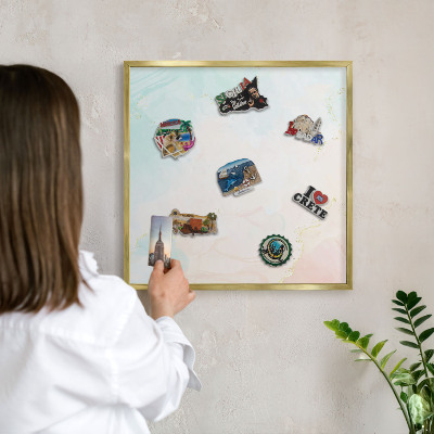 Magnettafel für Urlaubsmagnete in Goldrahmen Pastell-Eleganz
