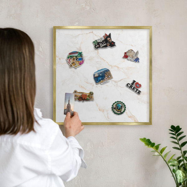 Magnettafel für Urlaubsmagnete in Goldrahmen Marmor-Eleganz