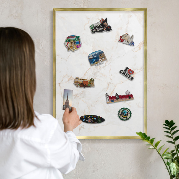 Magnettafel für Urlaubsmagnete in Goldrahmen Marmor-Eleganz