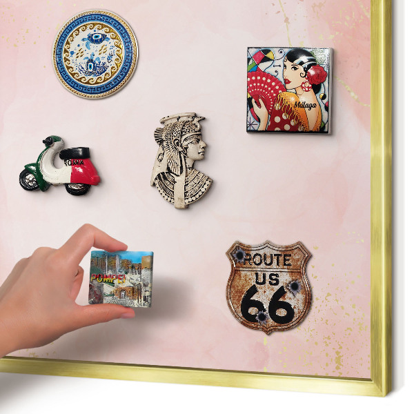 Magnettafel für Urlaubsmagnete in Goldrahmen Subtile Eleganz