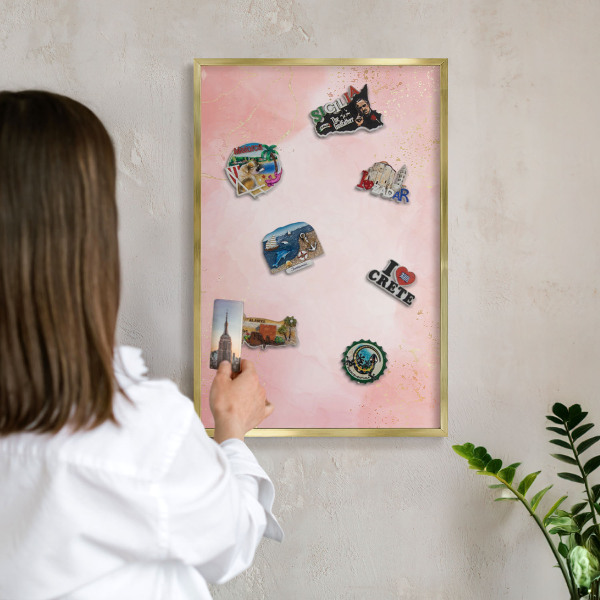 Magnettafel für Urlaubsmagnete in Goldrahmen Subtile Eleganz
