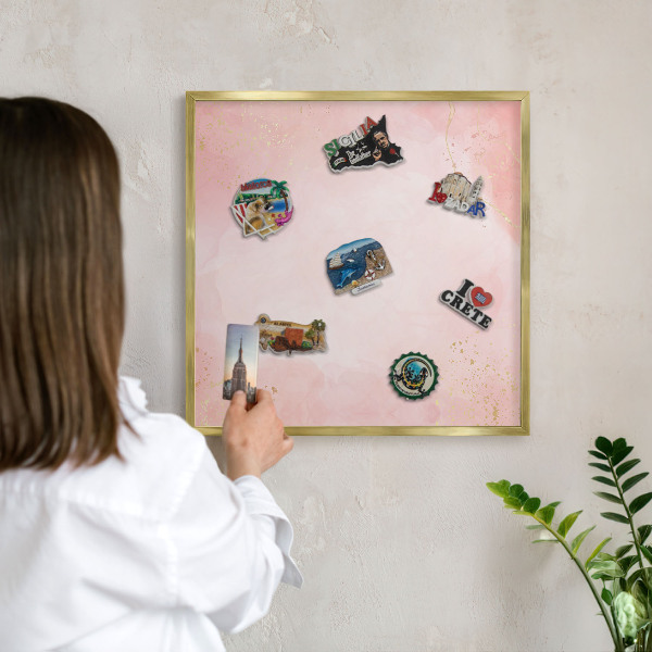Magnettafel für Urlaubsmagnete in Goldrahmen Subtile Eleganz